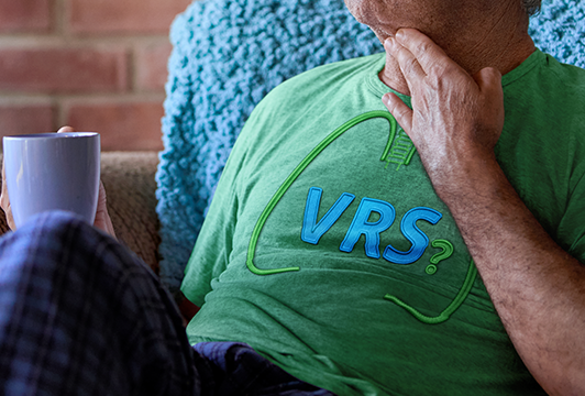 Tee-shirt avec l’inscription « VRS? » porté par un adulte
