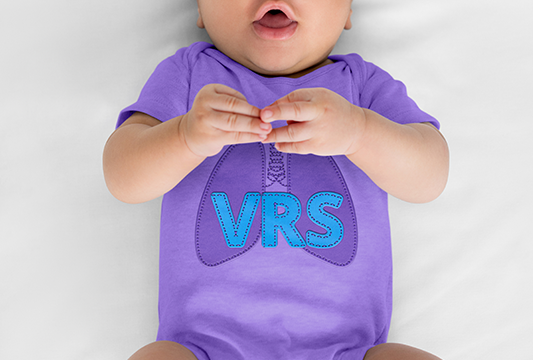 Tee-shirt avec l’inscription « VRS » porté par un nourrisson