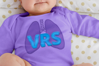 Tee-shirt avec l’inscription « VRS » porté par un nourrisson